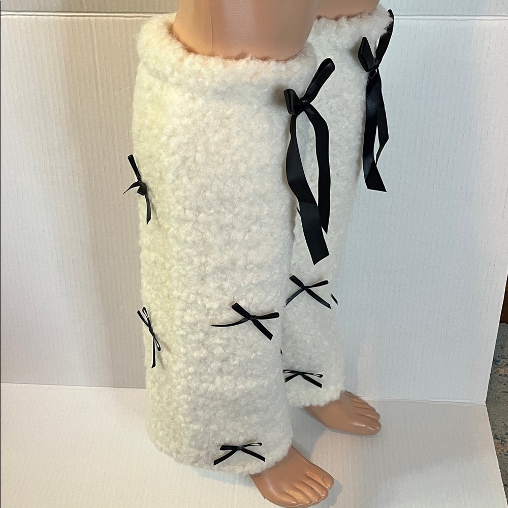 Cozy White Leg Warmers with Black Bows - Picture 3 of 8